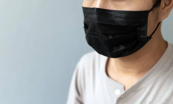 Zbliżenie Mężczyźni Noszący Maskę Celu Ochrony Koronawirusa Covit Miękką Ostrością — Zdjęcie stockowe