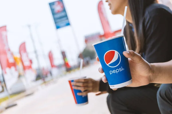 Chiang Rai Tajlandia Lutego 2020 Pepsi Napój Bezalkoholowy Ręku Człowieka — Zdjęcie stockowe