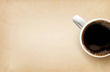 Kahverengi kağıttan arka planda bir fincan kahve. en üstteki görünüm