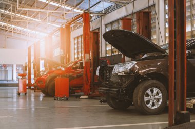 Araba tamirhanesinde ve kaportacıda hafif odaklı ve arka planda ışık var.