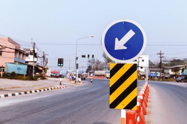 Yol tarifi olan trafik işaretleri arka planda hafif odak ve ışık ile sol şeride girmelidir