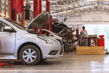 Araba tamirhanesinde ve kaportacıda hafif odaklı ve arka planda ışık var.