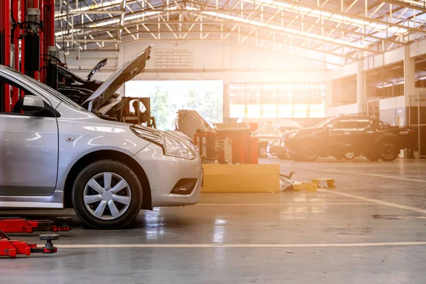 Auto Reparaturstation Und Karosseriebau Mit Soft Fokus Und Überlicht Hintergrund — Stockfoto