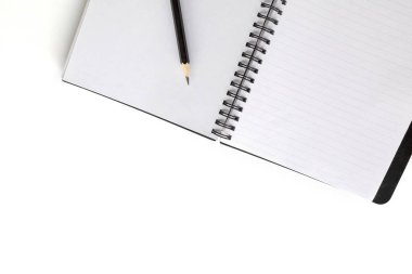 Beyaz masa arkaplanı üzerine açık bir kitap. en üstteki görünüm