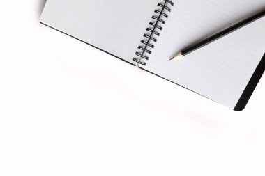 Beyaz masa arkaplanı üzerine açık bir kitap. en üstteki görünüm