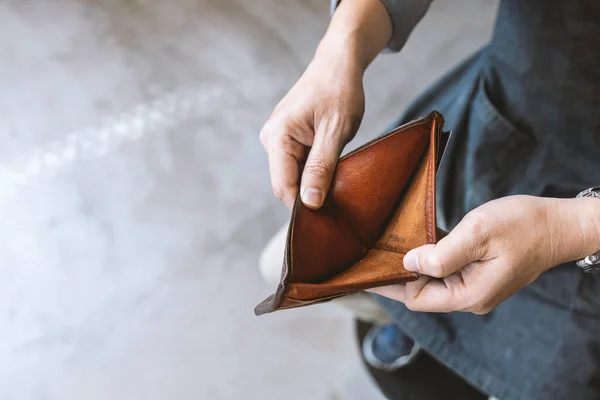 Primer Plano Cartera Vacía Sin Dinero Las Manos Hombre Con — Foto de Stock