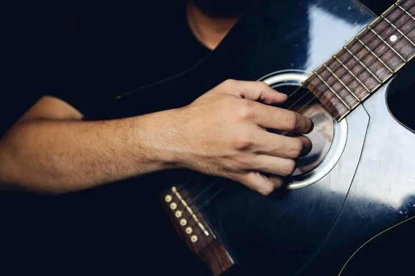 Close Homem Tocando Guitarra Quarto Escuro Com Foco Suave Sobre — Fotografia de Stock