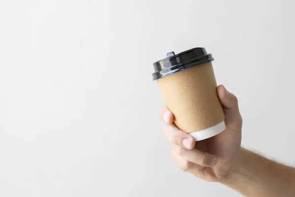 Mano Masculina Primer Plano Sosteniendo Una Taza Café Caliente Con — Foto de Stock