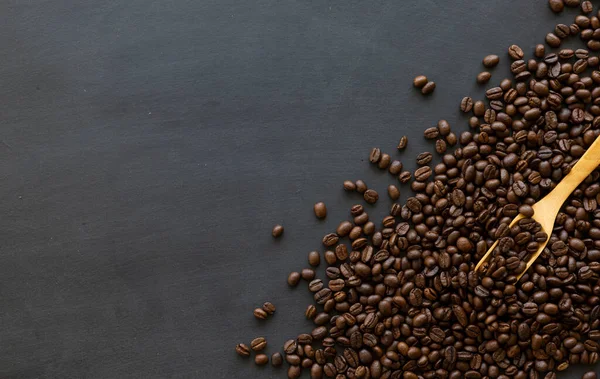 Grano Café Sobre Fondo Madera Negro Vista Superior Espacio Para — Foto de Stock