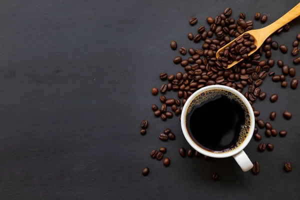 Taza Café Frijol Sobre Fondo Mesa Madera Negro Vista Superior — Foto de Stock