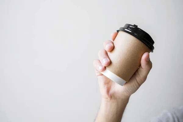 Mano Masculina Primer Plano Sosteniendo Una Taza Café Caliente Con — Foto de Stock