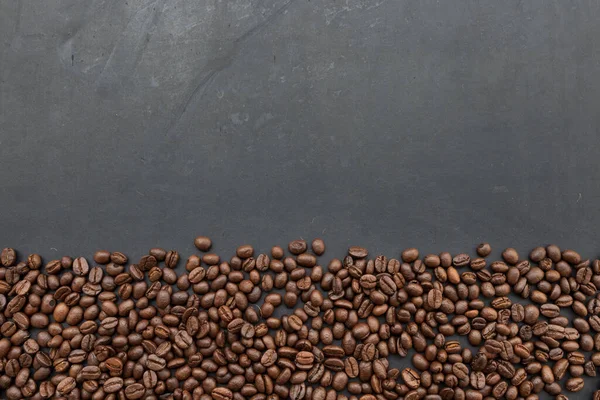 Kaffeebohnen Auf Schwarzem Holztischhintergrund Ansicht Von Oben — Stockfoto