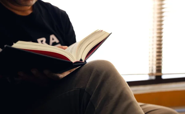 Νεαρός Άνδρας Κάθεται Ανάγνωση Στο Παράθυρο Στο Δωμάτιο Μαλακό Εστίαση — Φωτογραφία Αρχείου
