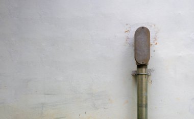 Duvarın arkasındaki elektrik borusu. Metin için boşluk