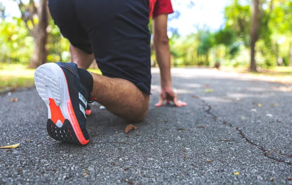 Sportieve Mannenloper Loopt Wegen Het Park Met Soft Focus Licht — Stockfoto