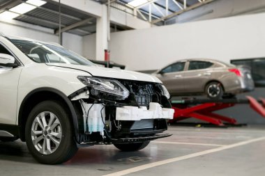 Arka planda ışık ve hafif odaklı araba tamir istasyonu