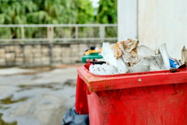 Yumuşak odaklı ve arka planda ışık olan çöp kutusunu kapat