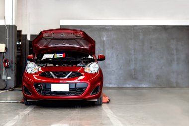 Arka planda ışık ve hafif odaklı araba tamir istasyonu