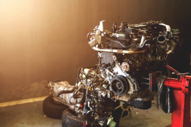 araba motoru onarın garaj ile yumuşak odak ve ışık içinde belgili tanımlık geçmiş üzerinden