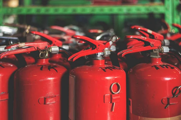 Close Extintor Incêndio Vermelho Com Foco Suave Sobre Luz Fundo — Fotografia de Stock