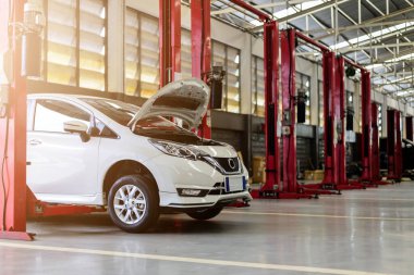 Arka planda ışık ve hafif odaklı araba tamir istasyonu