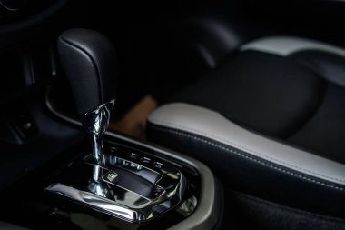 Yeni arabadaki otomatik vites yumuşak odaklı ve arka plandaki ışığın üstünde.