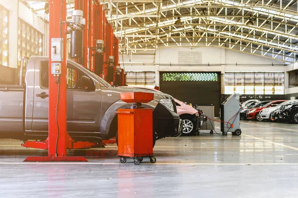 Autoreparaturstation Mit Soft Fokus Und Überlicht Hintergrund — Stockfoto