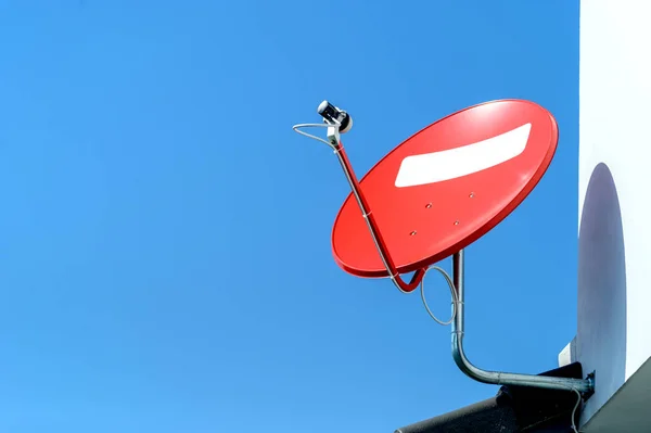 Antena Parabólica Roja Con Cielo Azul Con Enfoque Suave Sobre —  Fotos de Stock