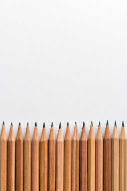 Okul konseptine geri dönelim, beyaz kağıt üzerine kalem.