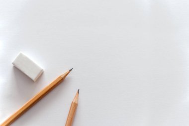 Okul konseptine geri dönelim, beyaz kağıt üzerine kalem.