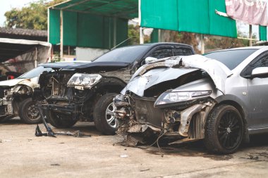Ön taraftaki araç kazara hasar görmüş ve arka planda hafif bir odaklanma var. ışık üzerinde