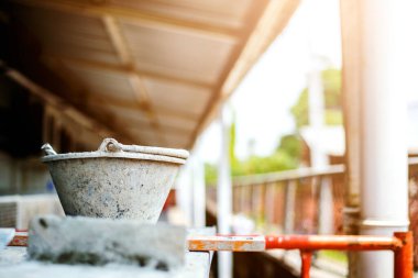 İnşaat alanı üzerinde ışık içinde belgili tanımlık geçmiş ve yumuşak odak ile