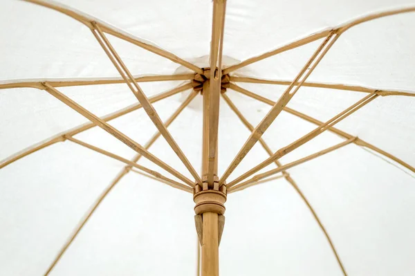 차체를 손으로 대나무 우산을 클로즈업 배경에 부드럽게 초점을 스타일 — 스톡 사진