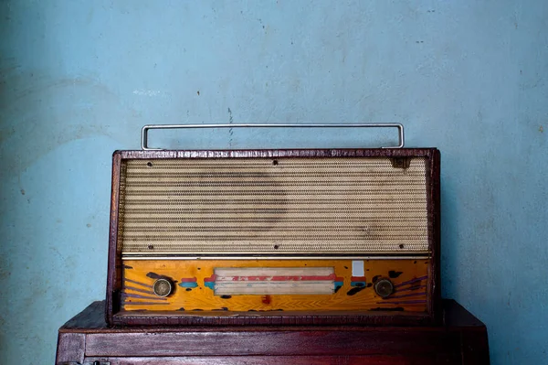 Primer Plano Radio Transistor Viejo Mesa Madera Con Sobre Luz —  Fotos de Stock