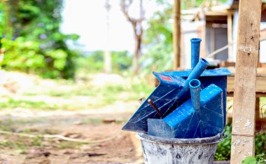 Yakın çekim inşaat ekipmanları yumuşak odaklı ve arka planda ışığın üzerinde