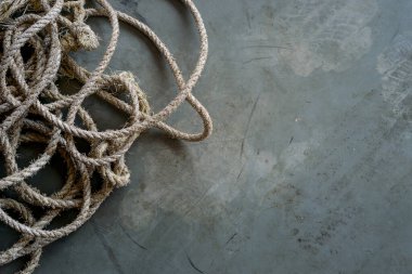 Yumuşak odaklı ve arka planında ışık olan eski ip beton zemini kapatın.