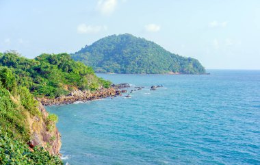 Güzel Chanthaburi Denizi, Tayland. Yumuşak odaklı ve arka planda ışık var.
