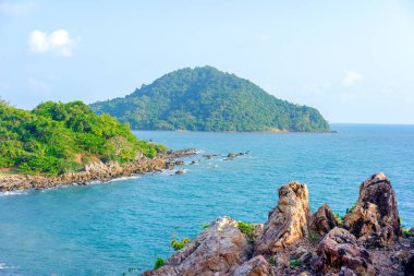 Güzel Chanthaburi Denizi, Tayland. Yumuşak odaklı ve arka planda ışık var.