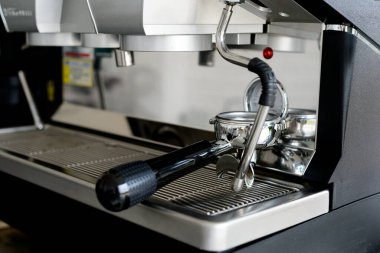 Yumuşak odaklı ve arka planında ışık olan kahve makinesini kapat