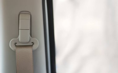 Arabanın emniyet kemerini yakın plan emniyet kemeri ve arka planda ışık var.