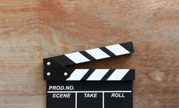 Yumuşak Odaklı Ahşap Masa Üzerinde Closeup Film Clapper Kurulu Arka — Stok fotoğraf