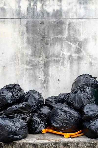 Saco Lixo Preto Com Fundo Parede Tijolo Velho — Fotografia de Stock