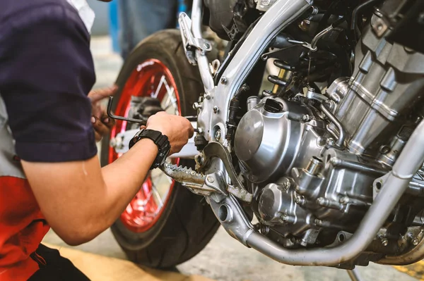 Motosiklet motoru tamiri yumuşak odaklı ve arka plandaki ışığın üstünde