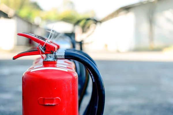 Close Extintor Incêndio Vermelho Com Foco Suave Sobre Luz Fundo — Fotografia de Stock