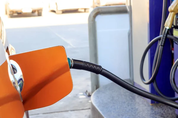 Zbliżenie Samochód Tankowanie Stacji Benzynowej Biały Samochód Miękką Ostrością Nad — Zdjęcie stockowe