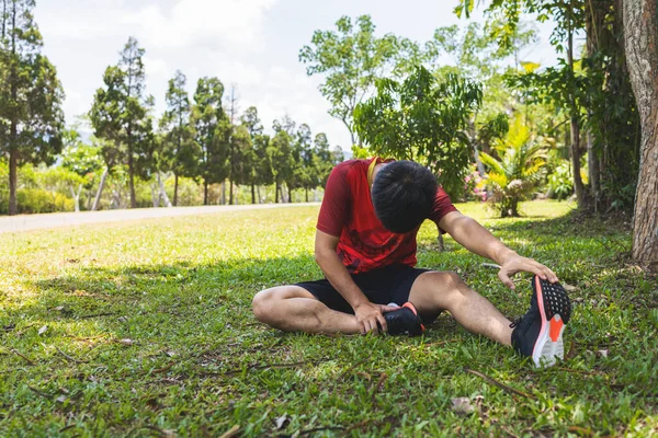 Sportovec Běžec Zahřát Své Tělo Před Zahájením Běhu Silnici Parku — Stock fotografie