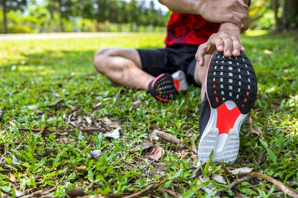 Deportista Corredor Calentar Cuerpo Antes Empezar Correr Por Carretera Parque — Foto de Stock