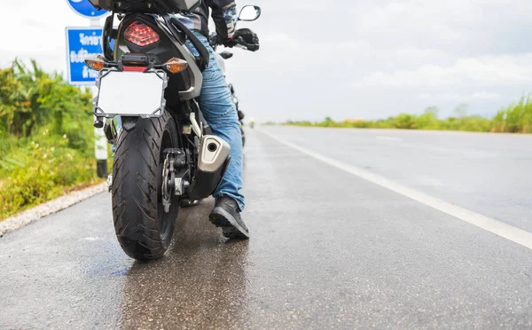 Closeup Moto Moped Passeios Através Uma Poça Uma Estrada Molhada — Fotografia de Stock