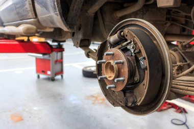 Arka planda ışık ve yumuşak odaklı bir araba garajında tekerlek değiştirmek