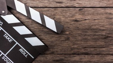 Siyah masanın üzerinde yumuşak odaklı ve arka plandaki ışığın üzerinde yakın çekim panosu 